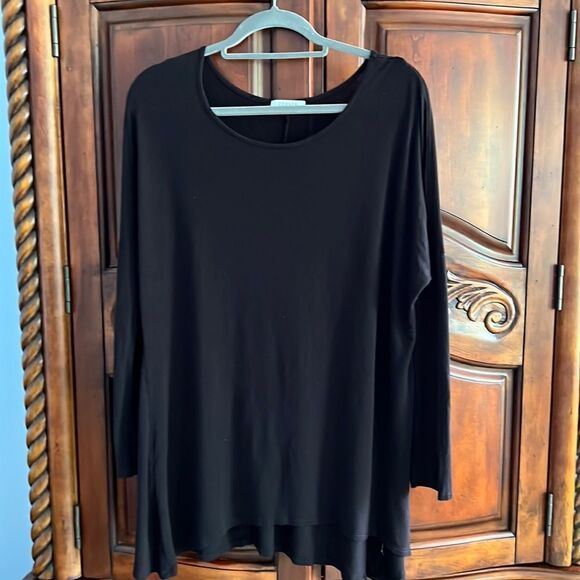 Corner Clothing Tops - Corner Clothing Long sleeve black knit tunic- one size